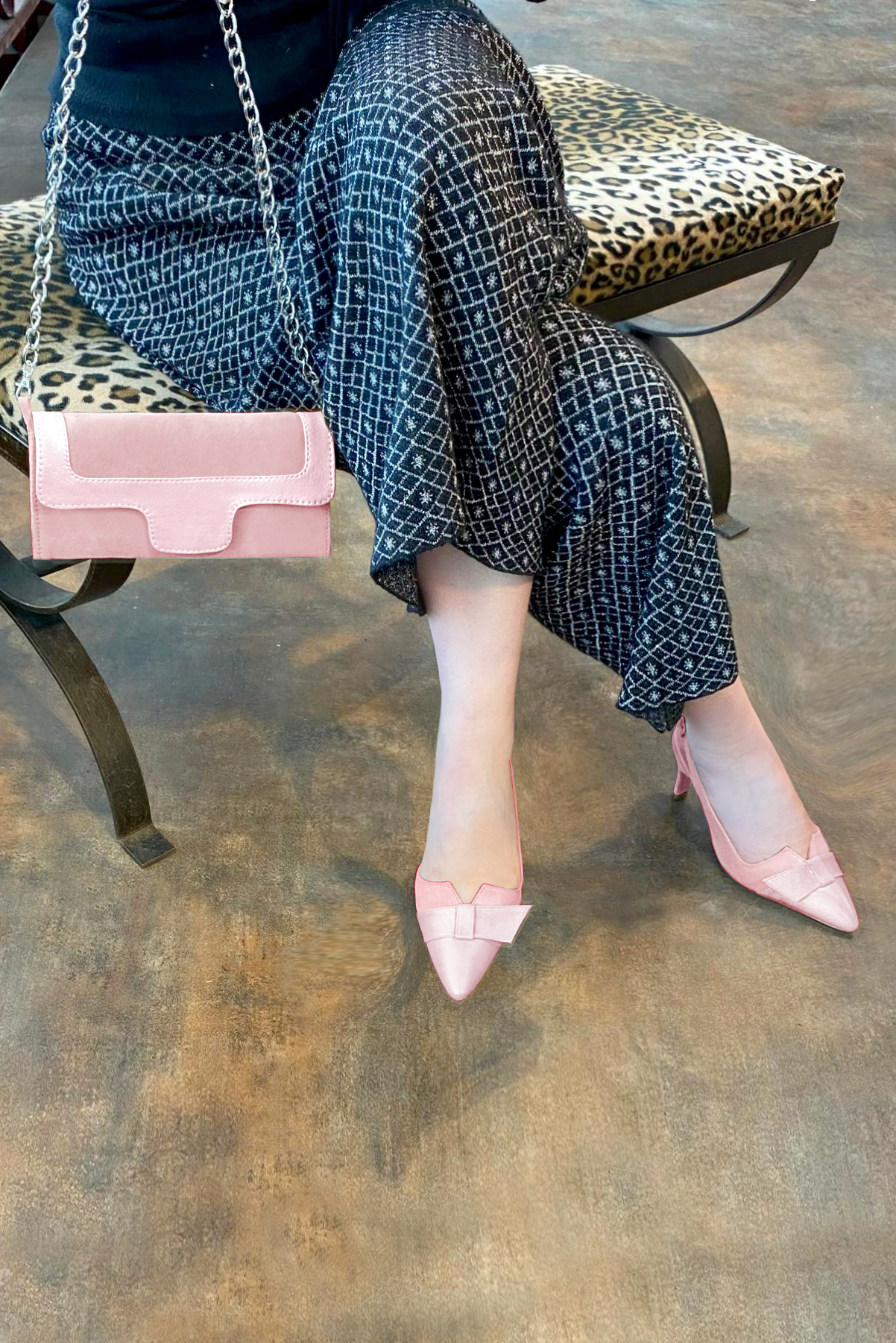 Light pink women's open back shoes, with a knot. Tapered toe. High spool heels. Worn view - Florence KOOIJMAN